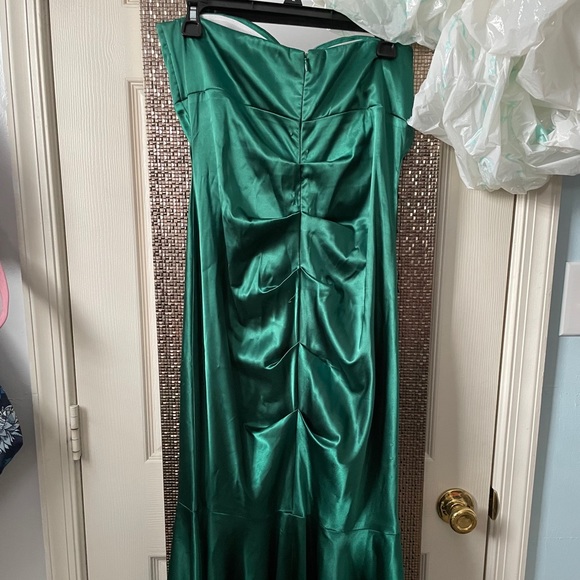 Elegant dress - Picture 2 of 3